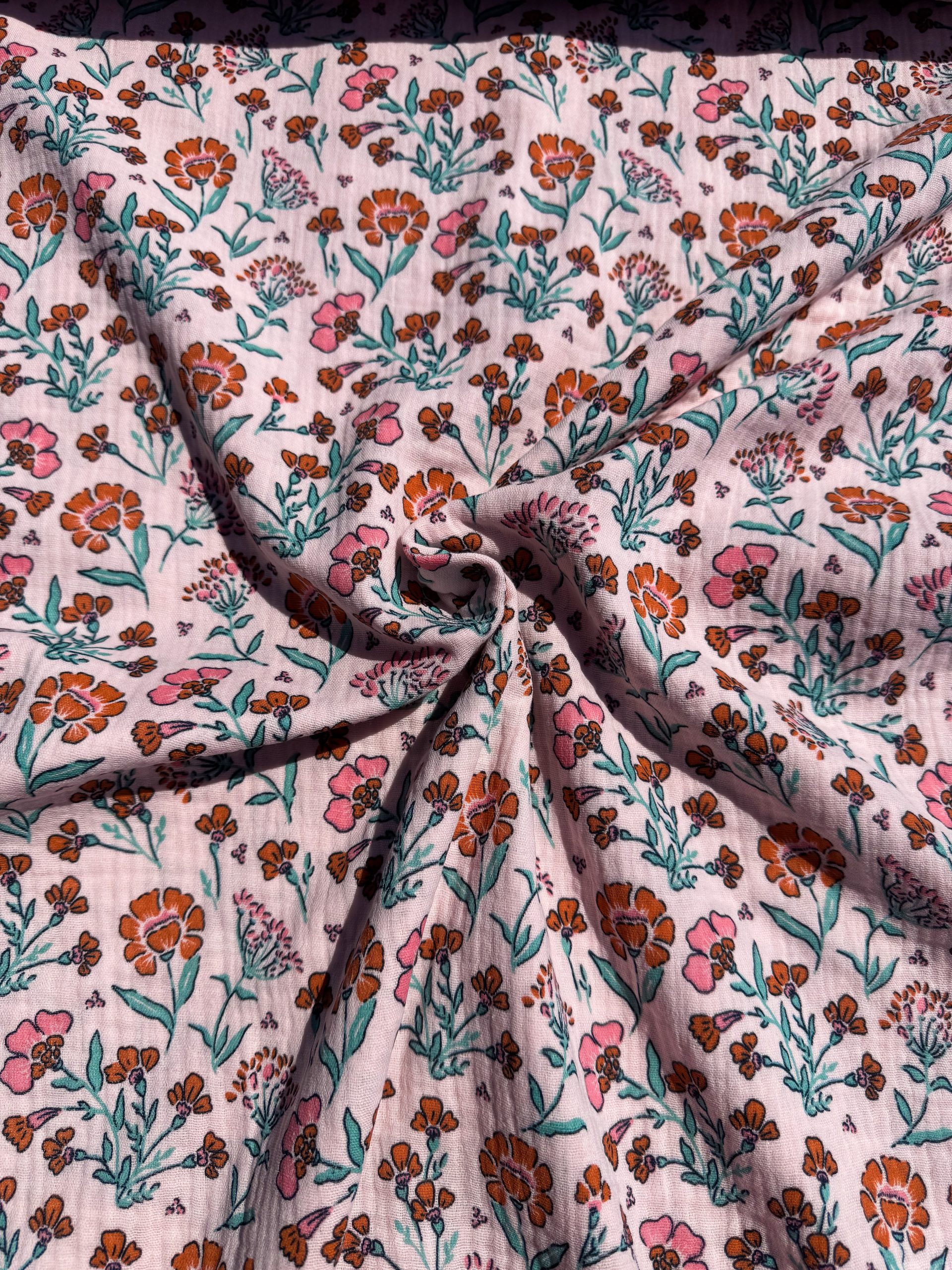 Zachtroze bloemenweide hydrofiel