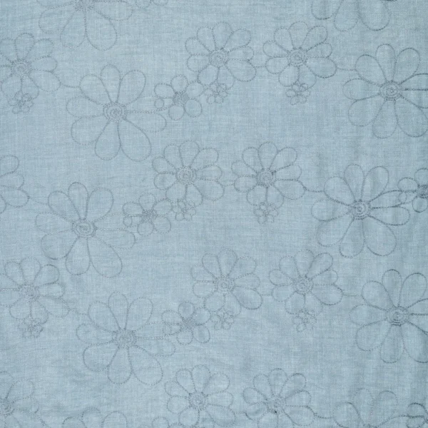 Viscose katoen Geborduurde bloemen lichtblauw